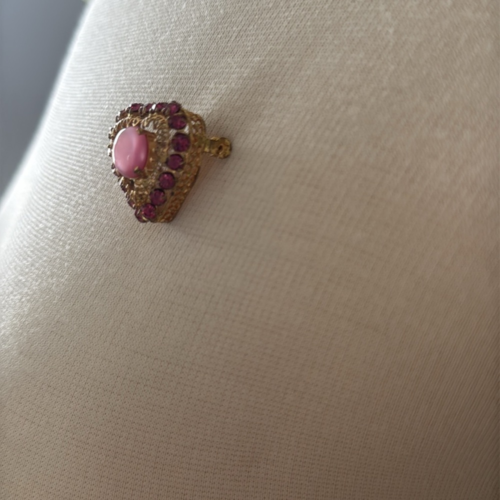Vintage Czech Elegant Pink Lucite and Goldtone Heart Brooch - Picture 3 of 5